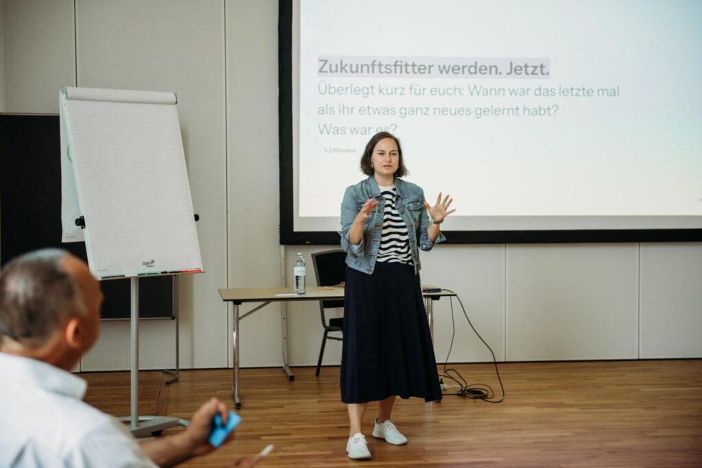 Barbora Dörflinger bei einer Präsentation