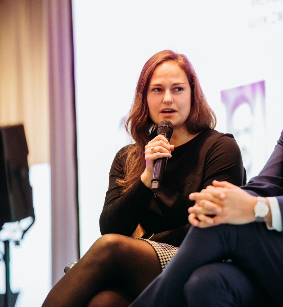 Barbora Dörflinger mit Mikrofon auf der Bühne