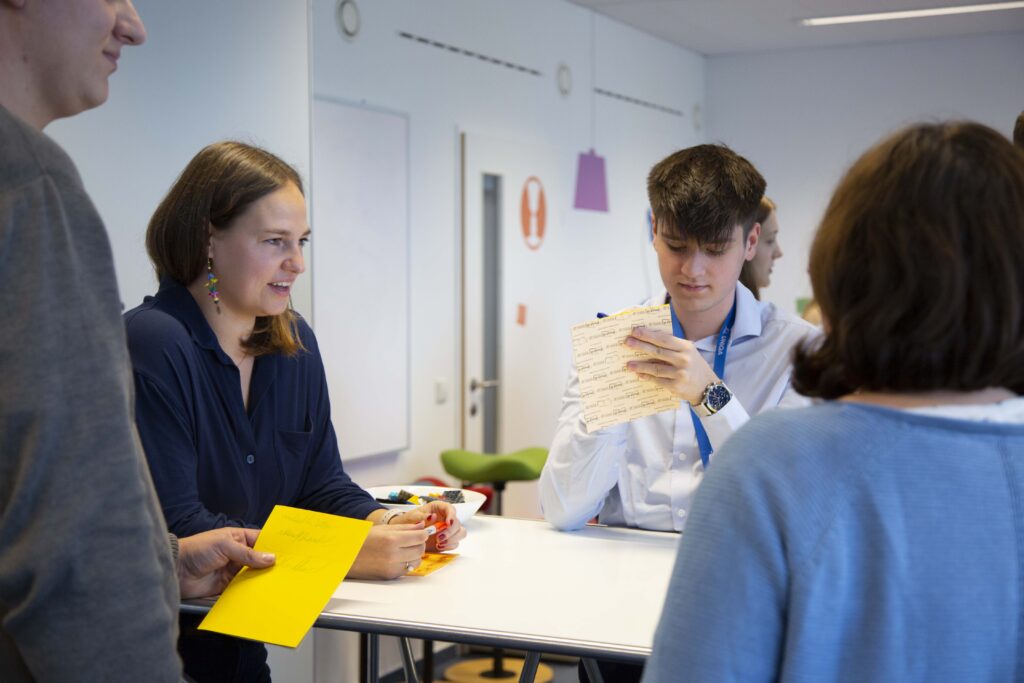 Barbora Dörflinger im Workshop mit einem Team